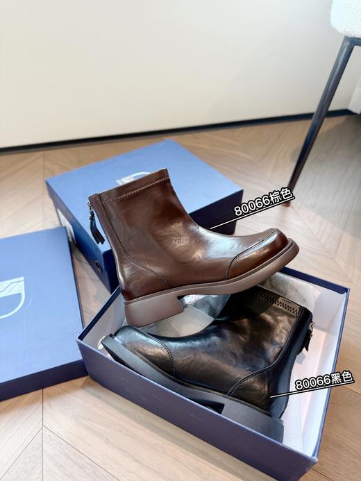 【品牌撤柜 经典女士加绒时尚短靴】进口手抓纹牛皮，鞋身全部使用进口软牛皮 防滑耐磨橡胶大底 后拉链方便穿脱 冬季绒里高保暖 法式方圆头设计，优雅的气质提升个人魅力! 商品图1