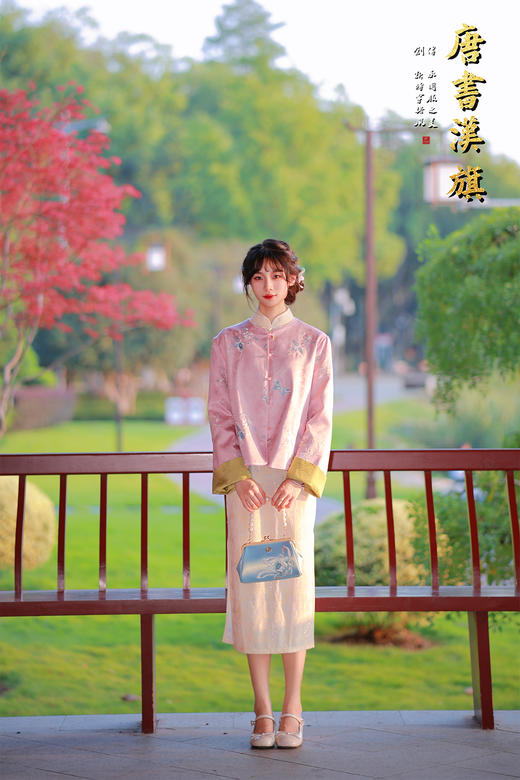 【蝶语双生】桃粉刺绣中式短衫，撷取江南春韵，织就国风雅致。   衣身以柔润桃粉为底，满幅绣制清透蓝蝶纹样，灵动翩跹；领口衬米黄立领，袖口翻折暖金缎面 商品图2