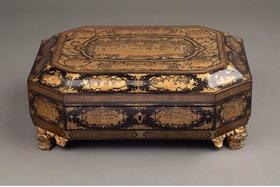 【已售】独角鹿西洋古董 1830年代中国清代出品园邸人物主题黑漆描金八角游戏盒