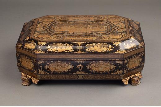 【已售】独角鹿西洋古董 1830年代中国清代出品园邸人物主题黑漆描金八角游戏盒 商品图0