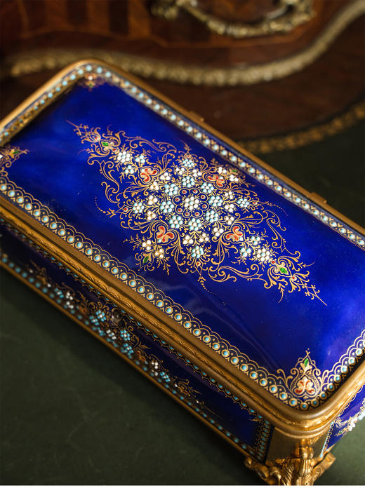 【已售】独角鹿西洋古董 19世纪末法国出品铜鎏金精雕装饰卷叶花卉主题布雷松珐琅彩绘描金珍宝盒 商品图2