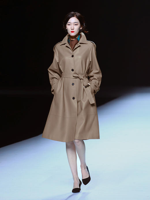 LIZZY 秋季绵羊皮翻领单排扣风衣外套(可脱卸帽)7456 商品图5