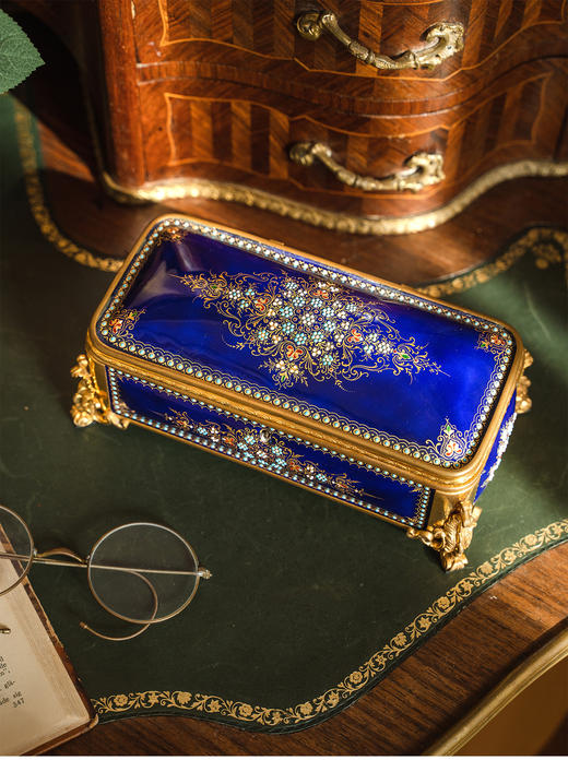 【已售】独角鹿西洋古董 19世纪末法国出品铜鎏金精雕装饰卷叶花卉主题布雷松珐琅彩绘描金珍宝盒 商品图0