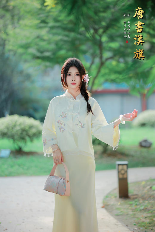 【玉绣风羽华裳】米白刺绣中式短衫，萃国风灵韵，织就春日浪漫。   衣身以柔润米白为底，满幅绣制彩调花簇纹样，清新雅致；领口缀盘扣，袖口垂坠水晶流苏 商品图5