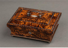 独角鹿西洋古董 19世纪法国卢浮宫回廊商店出品带镜木质外盒装饰铜鎏金精雕嵌母贝缝纫套件