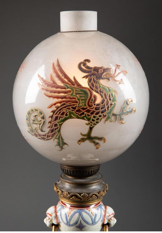 独角鹿西洋古董 1870年代法国出品东方风格铜鎏金精雕底座嵌龙纹珐琅彩绘水晶灯罩装饰「喜上梅梢」主题冰裂纹瓷瓶台灯一对 商品图4