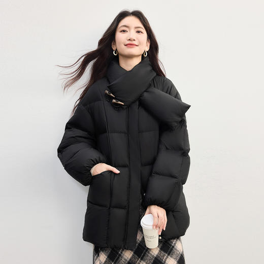 【周末秒杀】熙世界围巾领面包羽绒服女冬季连帽黑色防风牛角扣保暖鸭绒短外套 商品图3