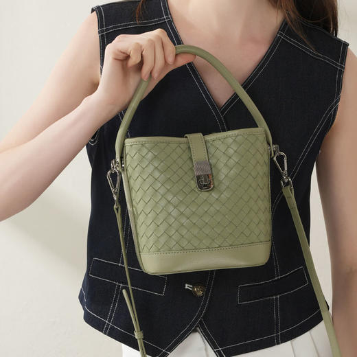 雀说 头层羊皮编织水桶包包手提斜挎包3026 商品图0