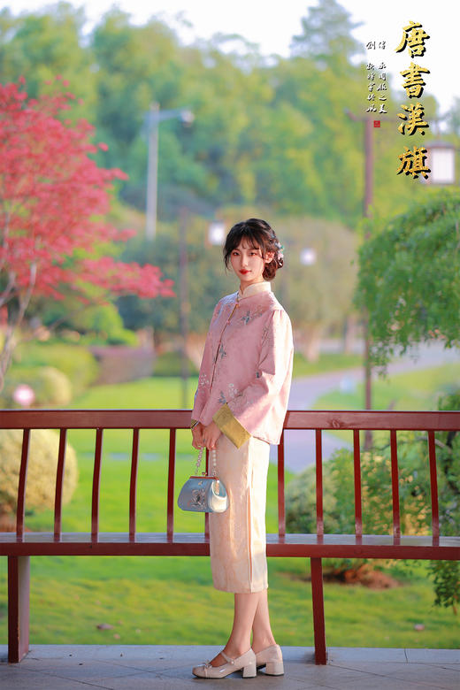 【蝶语双生】桃粉刺绣中式短衫，撷取江南春韵，织就国风雅致。   衣身以柔润桃粉为底，满幅绣制清透蓝蝶纹样，灵动翩跹；领口衬米黄立领，袖口翻折暖金缎面 商品图6