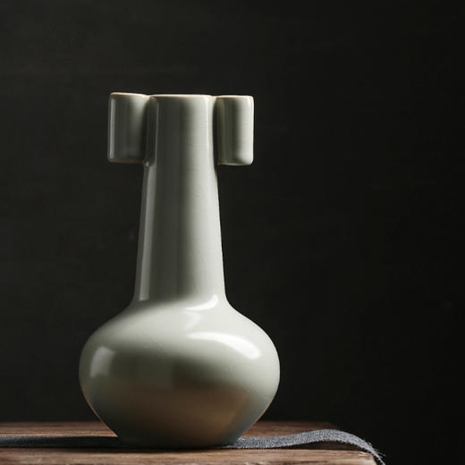 问鼎汝瓷/鼎峰系列/天青/老款/长颈贯耳瓶（收藏款） 商品图0