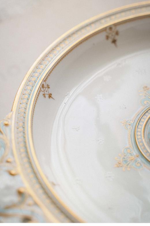 【已售】独角鹿西洋古董 1896年代法国御窑塞弗尔签名出品蓝白釉装饰手绘描金花卉卷叶纹双柄瓷盘 商品图3