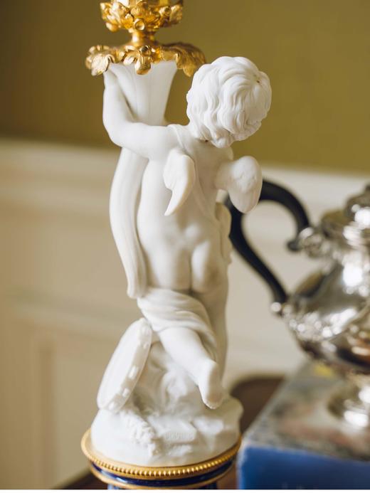 【已售】独角鹿西洋古董 1891年代法国御窑塞弗尔签名出品蓝釉描金底座装饰布歇小天使主题素胎瓷雕塑及铜鎏金精雕烛台一对 商品图4