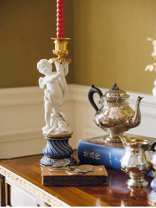 【已售】独角鹿西洋古董 1891年代法国御窑塞弗尔签名出品蓝釉描金底座装饰布歇小天使主题素胎瓷雕塑及铜鎏金精雕烛台一对 商品图1