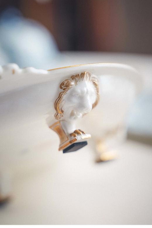 【已售】独角鹿西洋古董 1896年代法国御窑塞弗尔签名出品蓝白釉装饰手绘描金花卉卷叶纹双柄瓷盘 商品图5