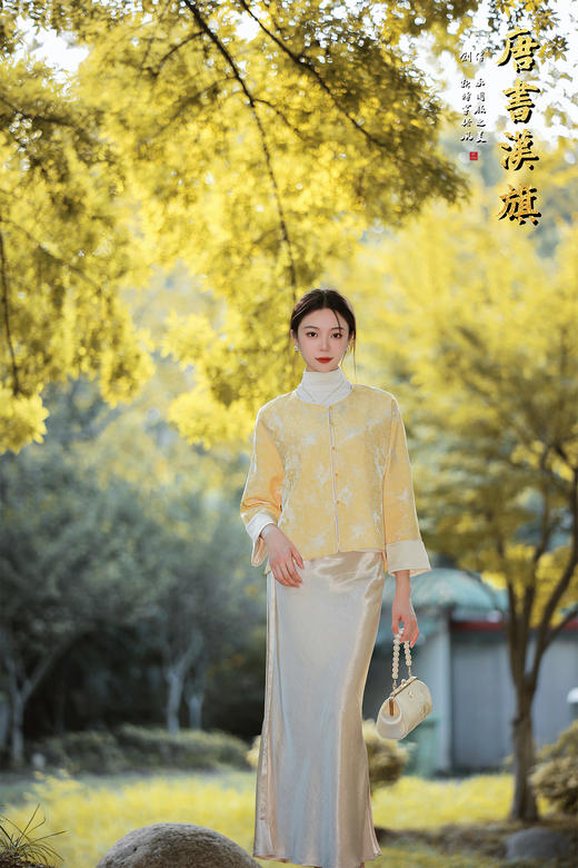 【烟紫黄鹤云（织锦缎）】鹅黄提花中式短衫，撷取国风雅意，焕新日常穿搭。   衣身以柔润鹅黄为底，暗织精致提花纹理，圆领设计衬出颈部温婉线条；门襟缀质感纽扣，七分袖口翻折浅香槟色缎面 商品图6