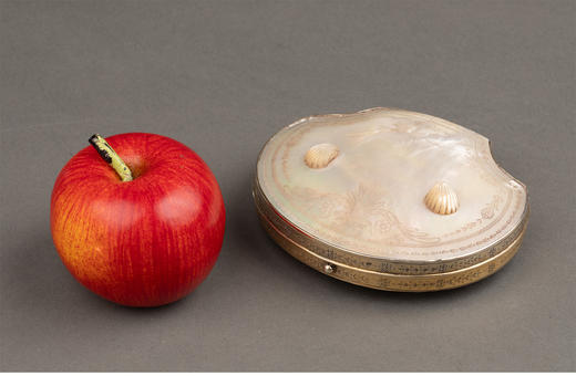 独角鹿西洋古董 1820年代法国卢浮宫回廊商店出品贝壳造型外盒装饰铜鎏金精雕嵌母贝缝纫套件 商品图1