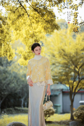 【烟紫黄鹤云（织锦缎）】鹅黄提花中式短衫，撷取国风雅意，焕新日常穿搭。   衣身以柔润鹅黄为底，暗织精致提花纹理，圆领设计衬出颈部温婉线条；门襟缀质感纽扣，七分袖口翻折浅香槟色缎面