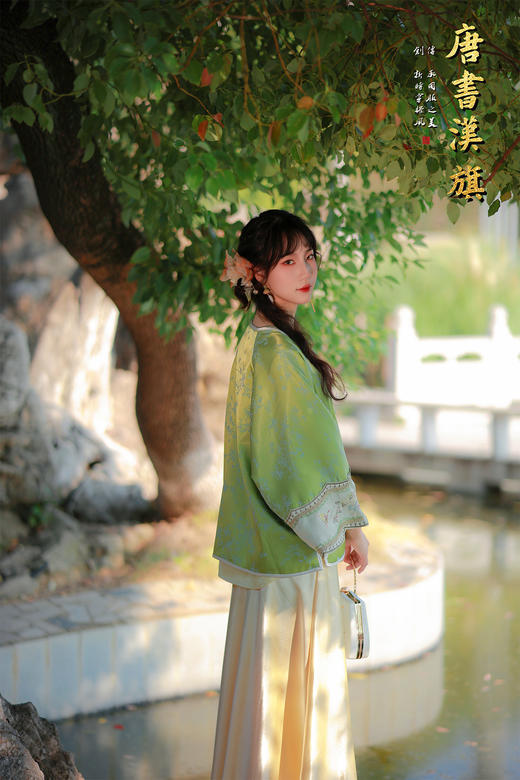 【青竹雅韵（丝绸绣花）】春芽绿绣花中式短衫，融古典雅韵于现代穿搭。   衣身以清新春芽绿为底，满幅提花暗织花团锦簇，门襟缀传统盘扣，喇叭袖口饰精美绣边，细节处尽显国风巧思；宽松版型适配多元身形 商品图7