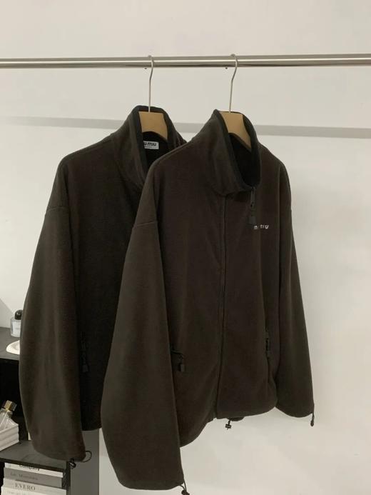 缪家 美拉德色系400抗静电摇粒绒刺绣外套 商品图5