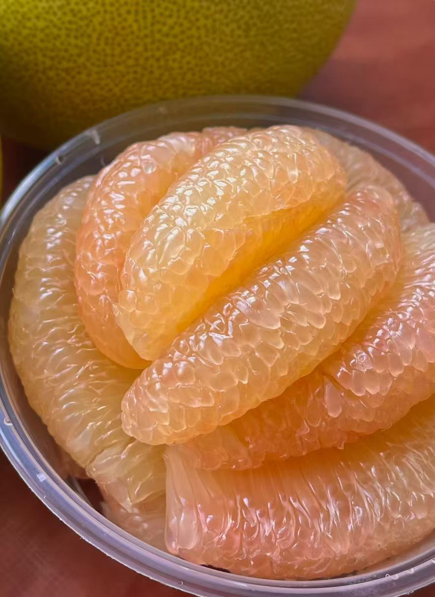 福建度尾文旦柚，35年以上老树结果，品质非常能打，精品果，甜、多汁，它最绝的是水嫩还巨好剥！号称“无虾线柚子”！2-3粒/箱，约4.8斤