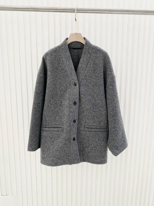 绵羊毛呢大衣外套 精选优质绵羊毛混纺面料 将温暖的质感平衡得恰到好处 直身版型宽松有度 极简V领的廓形感大衣 整体松弛而不失型格 商品图9