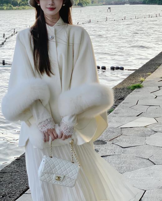 现货  狐狸毛毛千金斗篷大衣  10羊绒 + 90美利奴羊毛 商品图0