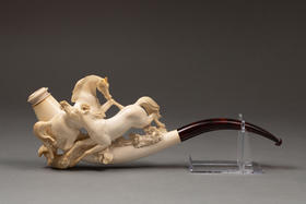 独角鹿西洋古董1870-1880年代奥地利出品安布罗石烟嘴装饰骏马主题精雕海泡石烟斗 带原盒