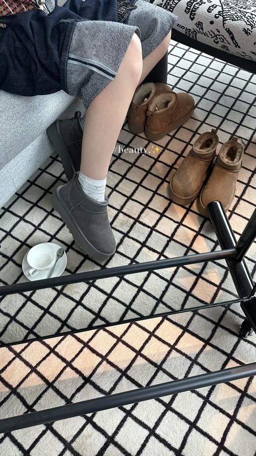 【全球第二好的】UGG 三厘米周冬雨 秋冬季节的热门单品，其保暖性和时尚感深受大家喜爱。厚底款式能增加身高，还带有复古与潮流感，鞋面采用羊皮毛一体等材质，内里填充柔软绒毛，既舒适又温暖 商品图5