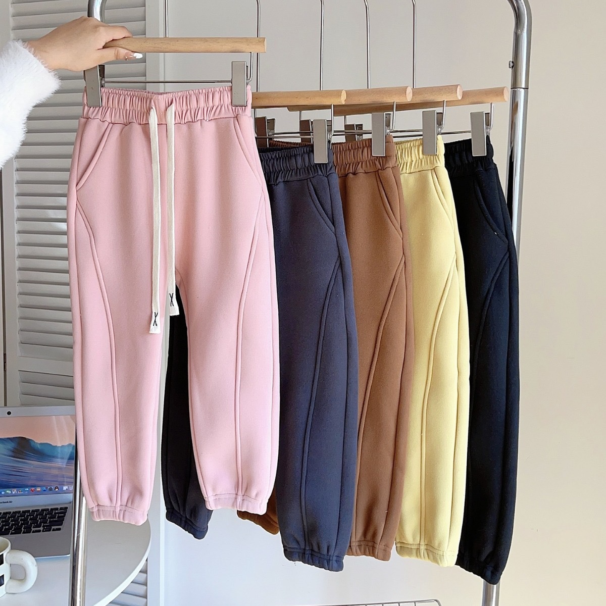 【保暖服饰丨儿童加绒防风裤】整体面料舒适保暖，内里加绒加厚，松紧裤腰，束口裤脚，上身挺括有型，适合多场景穿搭，男女童都有，多色可选~