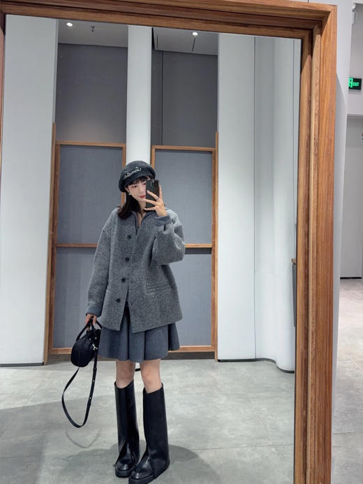 【高品质私服】【JN绵羊毛呢大衣外套】直身版型宽松有度，极简V领的廓形感大衣G1573-CC【无标出货 介意慎拍】 商品图1