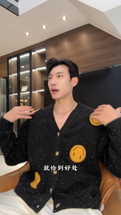 82521SDSA男士秋冬新款痞帅男装潮牌撞色笑脸印花V领针织衫毛衣百搭潮 商品图0