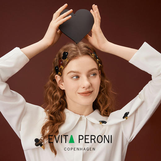 品牌直发 EVITA PERONI “幸运卡牌”系列鹤嘴夹/红心流沙红/ 方块流沙红/黑桃优雅黑 商品图12