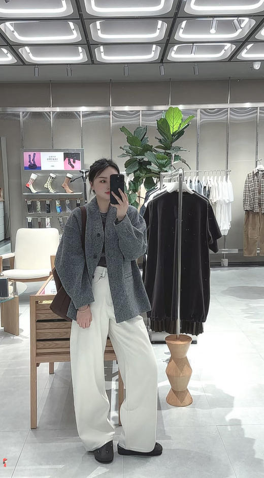 绵羊毛呢大衣外套 精选优质绵羊毛混纺面料 将温暖的质感平衡得恰到好处 直身版型宽松有度 极简V领的廓形感大衣 整体松弛而不失型格 商品图8