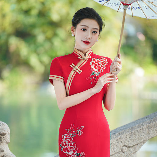 旗袍2025新款改良高开叉长款修身连衣裙舞台演出大码红色国风显瘦 商品图1