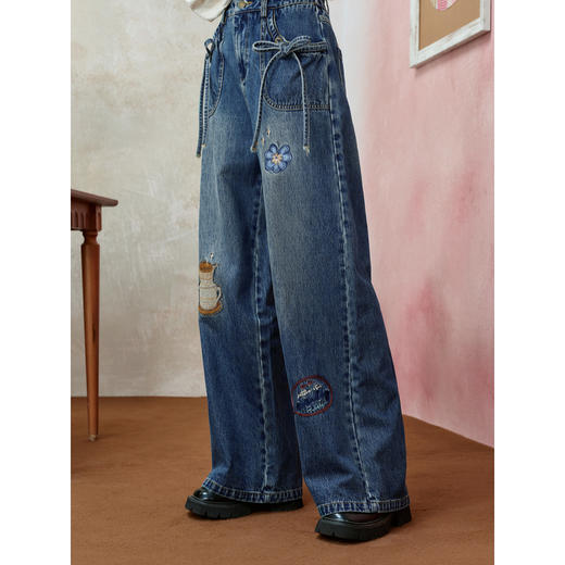 两三事 星垂穹顶 2025冬季新款趣味刺绣蝴蝶结口袋直筒牛仔裤女 商品图3