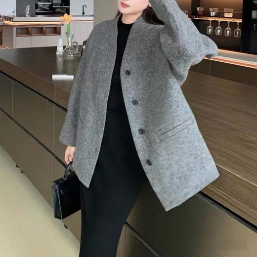 【高品质私服】【JN绵羊毛呢大衣外套】直身版型宽松有度，极简V领的廓形感大衣G1573-CC【无标出货 介意慎拍】 商品图0
