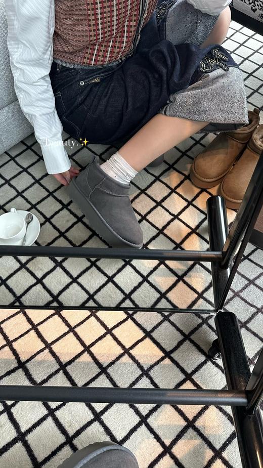 【全球第二好的】UGG 三厘米周冬雨 秋冬季节的热门单品，其保暖性和时尚感深受大家喜爱。厚底款式能增加身高，还带有复古与潮流感，鞋面采用羊皮毛一体等材质，内里填充柔软绒毛，既舒适又温暖 商品图4