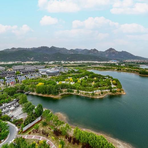 【旅居11.11大爆款】山东 | 泰安悠山湖畔国际颐养社区酒店爆款旅居，￥2580元/双人10晚，一日三餐全含、豪华舒适客房、泰安站至基地往返接送、基地多样娱乐设施免费使用~ 商品图0