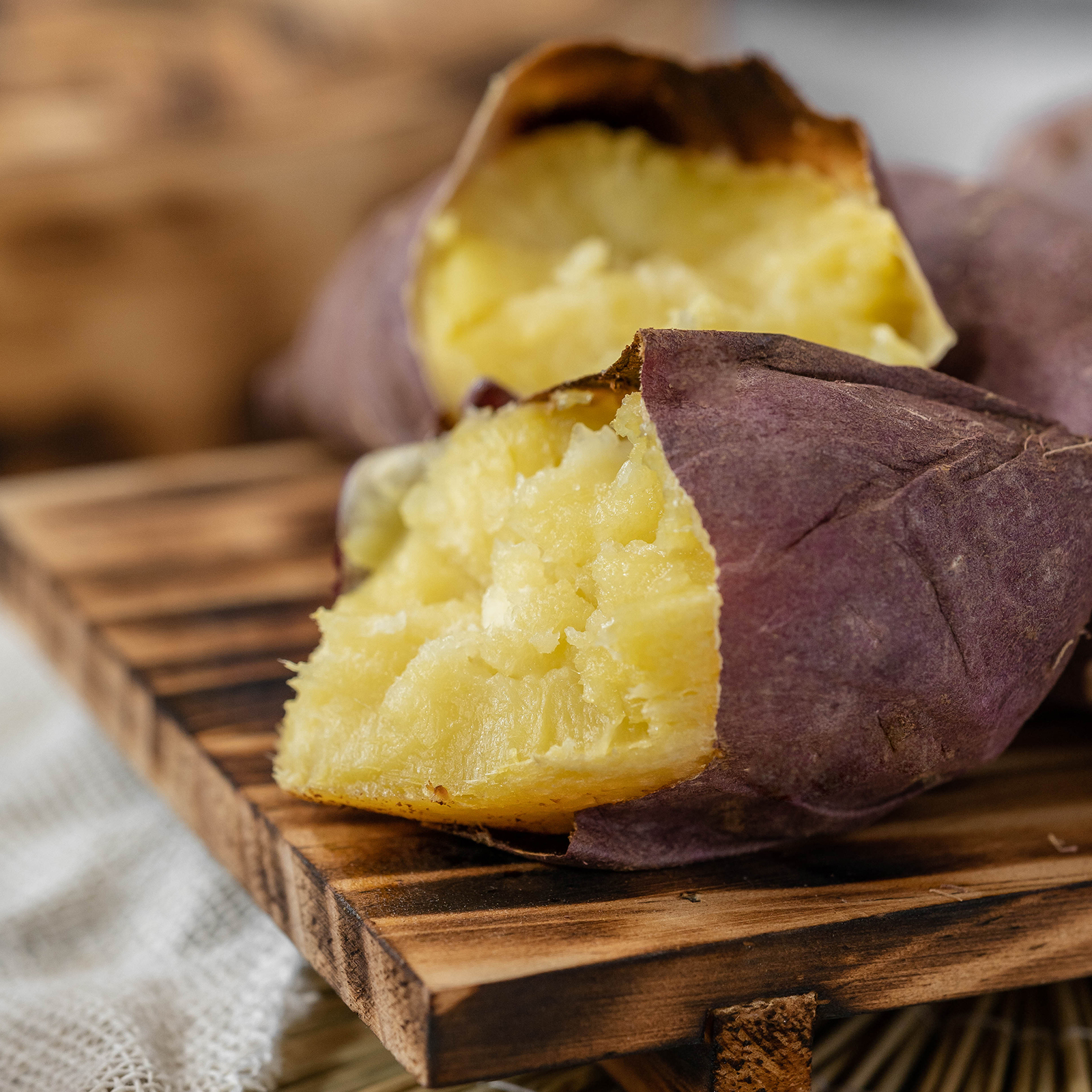 红瑶地瓜丨甜度高 口感绵密 个别会有丝儿，两头丝会偏多一点 烤制时不会像烟薯25一样有丰富的糖油，但是依然很好吃。⭐️京东陆运