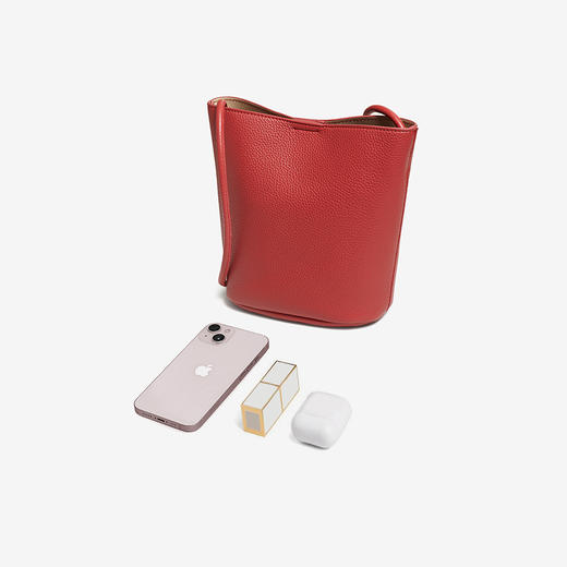 【百思图】  BF楼百思图2026春新款时尚水桶包简约通勤单肩包女TY084AX6吊牌价299.现价109 商品图4