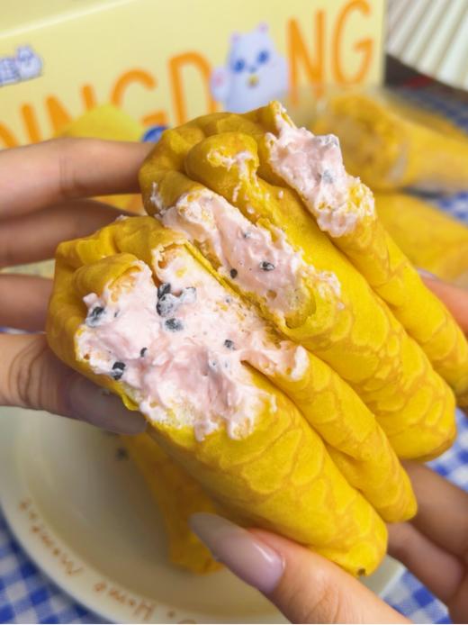 😜蛋皮泡芙卷｜我宣布奥巧和草莓才是顶配！🌟软糯蛋皮吐司裹着奥巧草莓爆浆，💥直接封神！ 【叮咚熊蛋皮泡芙卷（奥巧风味）】💰29.8到手两大箱 商品图4