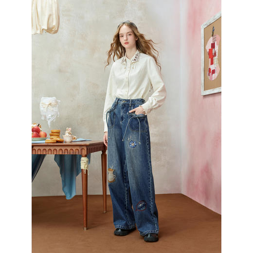 两三事 星垂穹顶 2025冬季新款趣味刺绣蝴蝶结口袋直筒牛仔裤女 商品图1