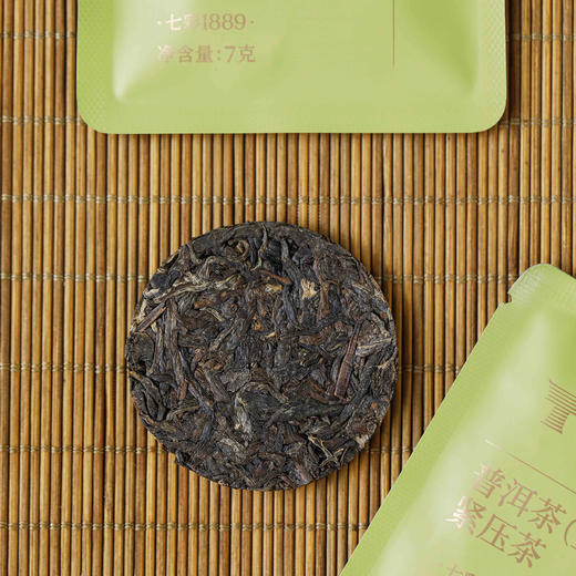 【七彩云南经典1889七彩系列普洱茶】源自海拔 1800 米以上的核心茶区，精选 8 个独具风味的特色茶青，遵循第 “9” 号经典配方 多种规格任选 商品图1