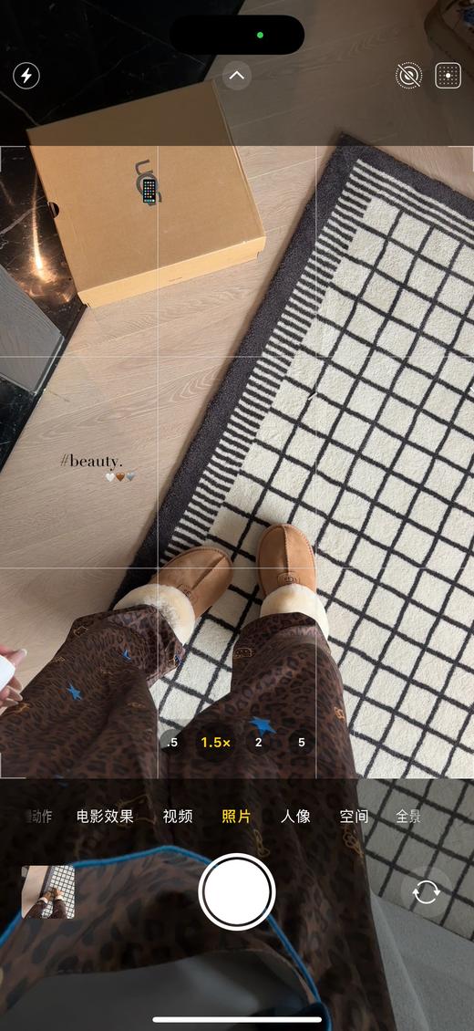 【全球第二好的】挖到宝了！这双拖鞋让冬日幸福感爆棚 UGG薄底星拖 我不允许还有人没发现这双梦中情拖！ 领口那一圈白花花的毛绒，软乎乎的， 每一步都被温柔包裹，冷到打哆嗦的双脚一下子就被拯救啦。 商品图1