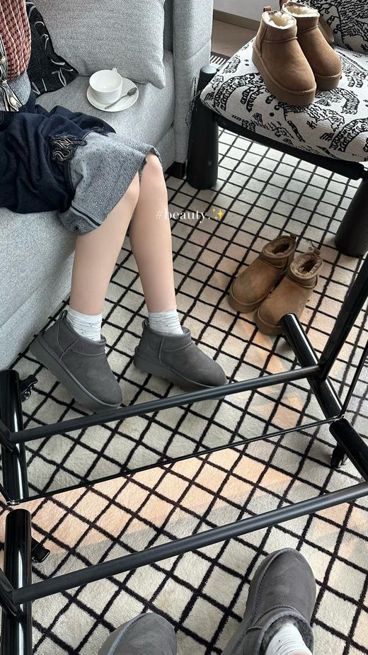 【全球第二好的】UGG 三厘米周冬雨 秋冬季节的热门单品，其保暖性和时尚感深受大家喜爱。厚底款式能增加身高，还带有复古与潮流感，鞋面采用羊皮毛一体等材质，内里填充柔软绒毛，既舒适又温暖 商品图3