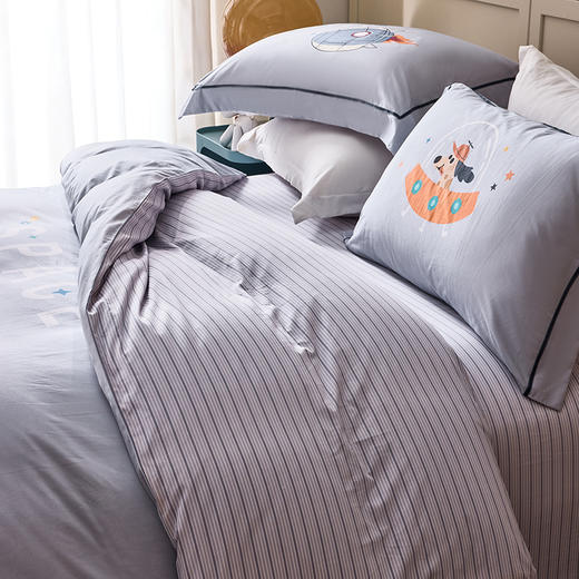 多喜爱 60S全棉缎纹四件套 星际小狗【60S长绒棉】【贡缎面料】【芬纳诺抗菌】细腻柔滑 精美织带 商品图1