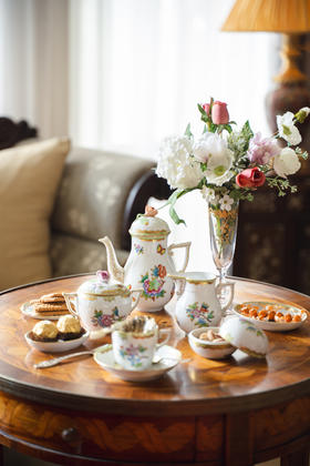 独角鹿西洋古董20世纪匈牙利赫伦瓷窑出品「维多利亚女王」系列主题手绘描金装饰下午茶瓷器套件