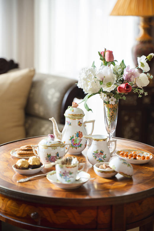 独角鹿西洋古董20世纪匈牙利赫伦瓷窑出品「维多利亚女王」系列主题手绘描金装饰下午茶瓷器套件 商品图0