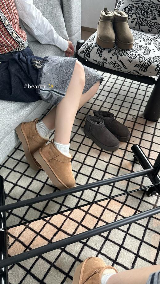 【全球第二好的】UGG 三厘米周冬雨 秋冬季节的热门单品，其保暖性和时尚感深受大家喜爱。厚底款式能增加身高，还带有复古与潮流感，鞋面采用羊皮毛一体等材质，内里填充柔软绒毛，既舒适又温暖 商品图2