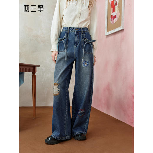 两三事 星垂穹顶 2025冬季新款趣味刺绣蝴蝶结口袋直筒牛仔裤女 商品图0